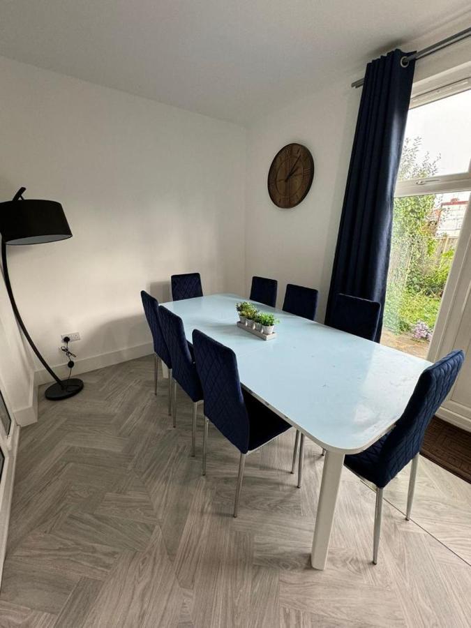 Smart Guest Rooms Fast Access To Central London Via Piccadilly Line New Southgate Bagian luar foto
