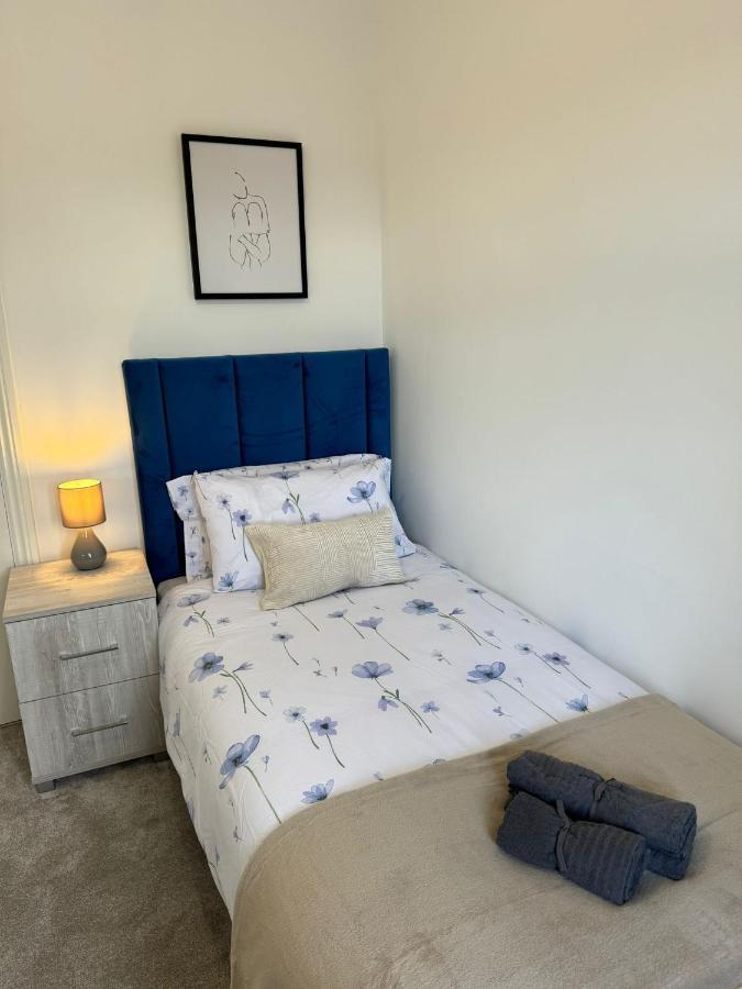 Smart Guest Rooms Fast Access To Central London Via Piccadilly Line New Southgate Bagian luar foto