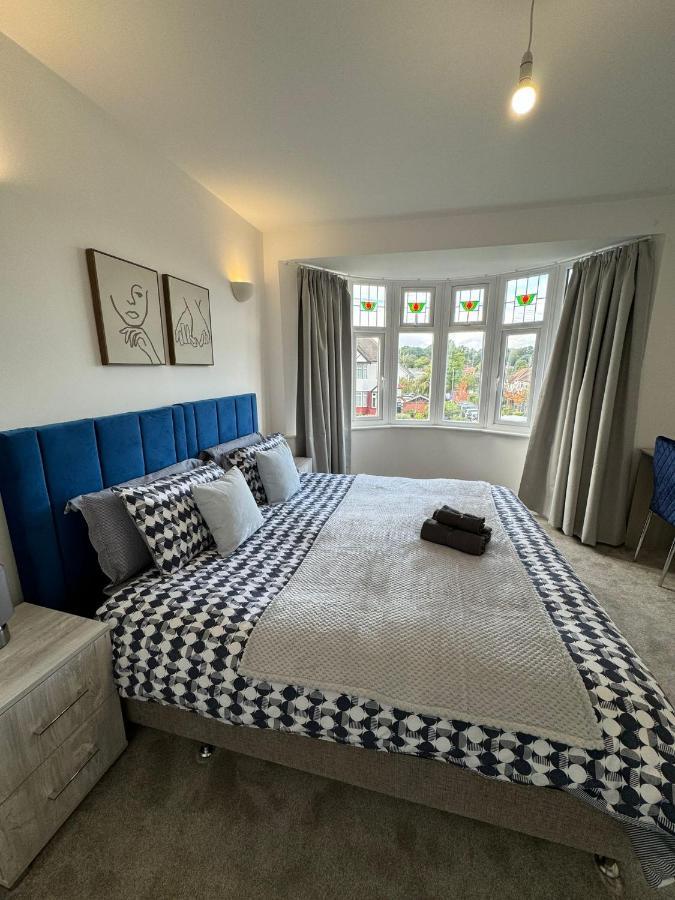 Smart Guest Rooms Fast Access To Central London Via Piccadilly Line New Southgate Bagian luar foto