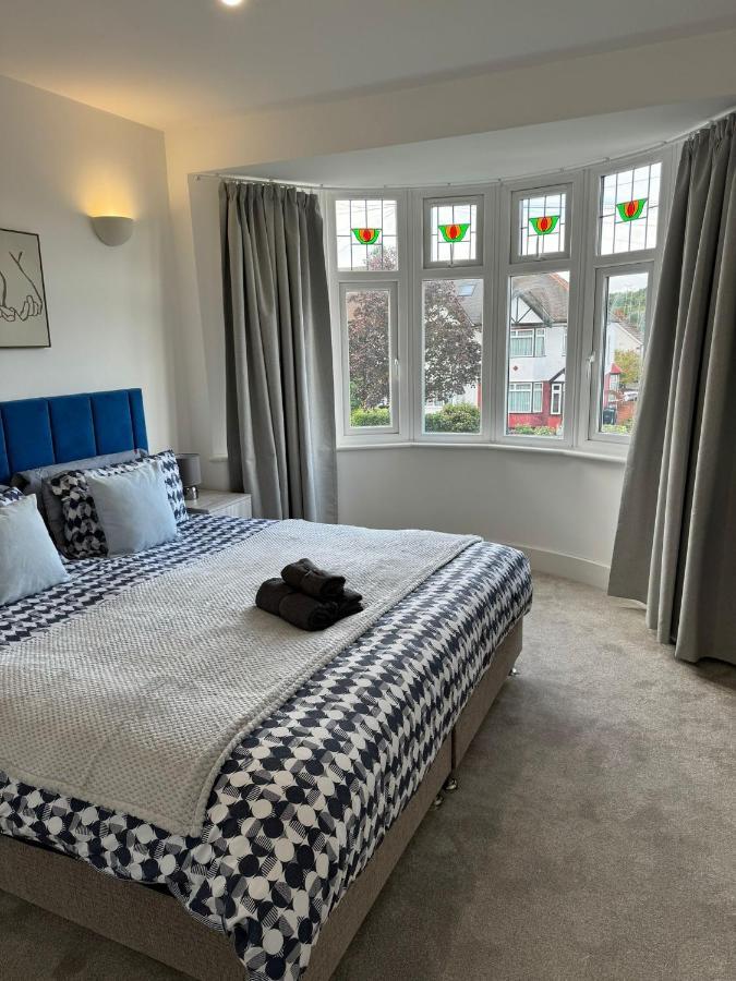 Smart Guest Rooms Fast Access To Central London Via Piccadilly Line New Southgate Bagian luar foto