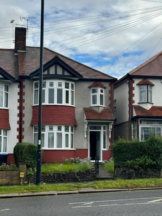 Smart Guest Rooms Fast Access To Central London Via Piccadilly Line New Southgate Bagian luar foto