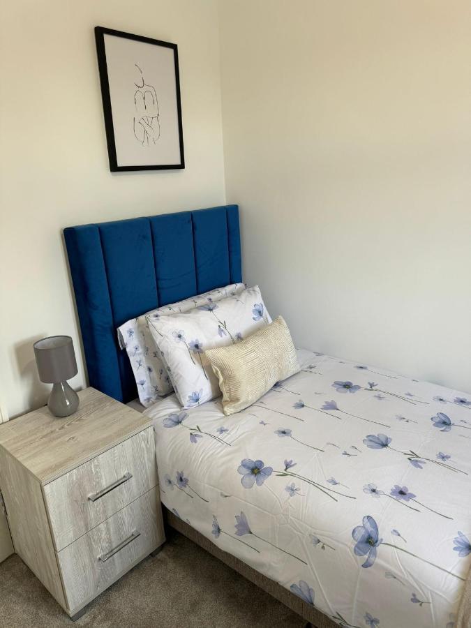 Smart Guest Rooms Fast Access To Central London Via Piccadilly Line New Southgate Bagian luar foto