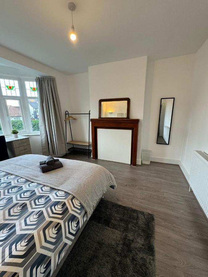 Smart Guest Rooms Fast Access To Central London Via Piccadilly Line New Southgate Bagian luar foto
